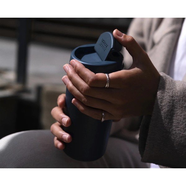 Sötétkék-antracitszürke utazóbögre 450 ml Sipp – Joseph Joseph-image-1