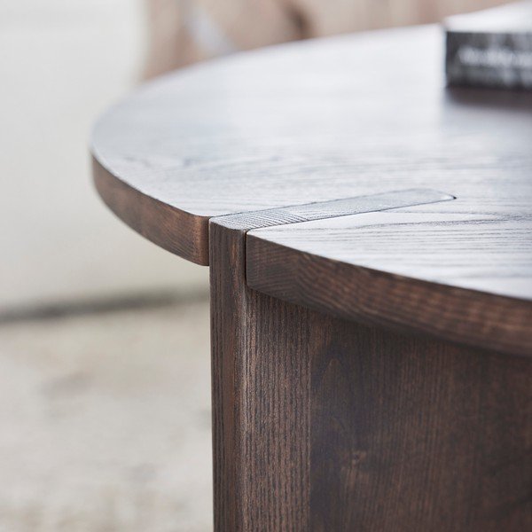 Sötét natúr színű kőrisfa kerek dohányzóasztal ø 65 cm Oy – OYOY Living Design-image-3
