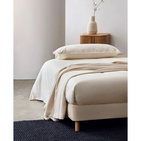 Bézs kárpitozott egyszemélyes ágy 90x200 cm Ofelia – Kave Home-image-1