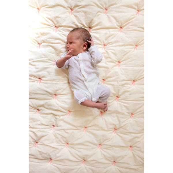 Világossárga-rózsaszín bio pamut steppelt gyerek takaró 90x120 cm Bows – Cam Cam Copenhagen-image-1