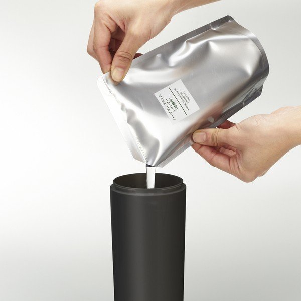 Fekete műanyag szappanadagoló 500 ml Round – YAMAZAKI-image-2