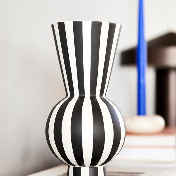 Fehér-fekete kőedény kézzel készített váza (magasság 28 cm) Toppu – OYOY Living Design-image-1