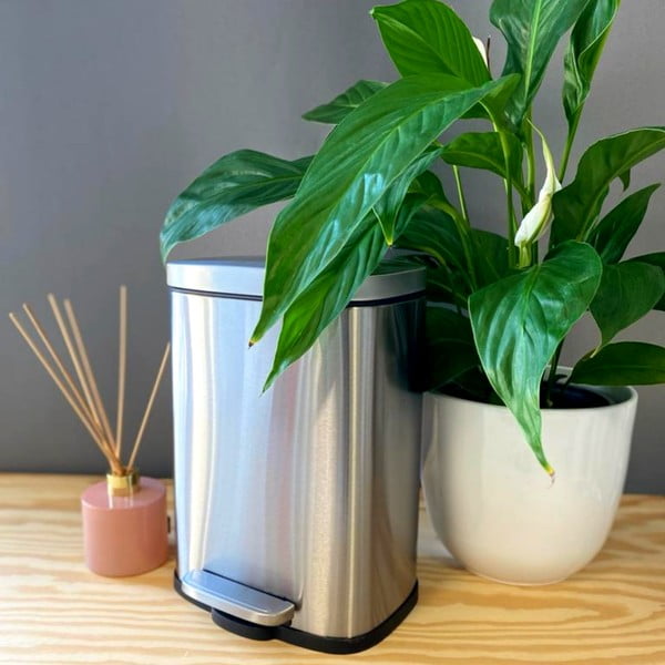 Matt ezüstszínű acél pedálos szemetes 5 l   Akira – Spirella-image-1