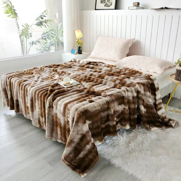 Barna mikroplüss ágytakaró 150x200 cm Victory – My House
