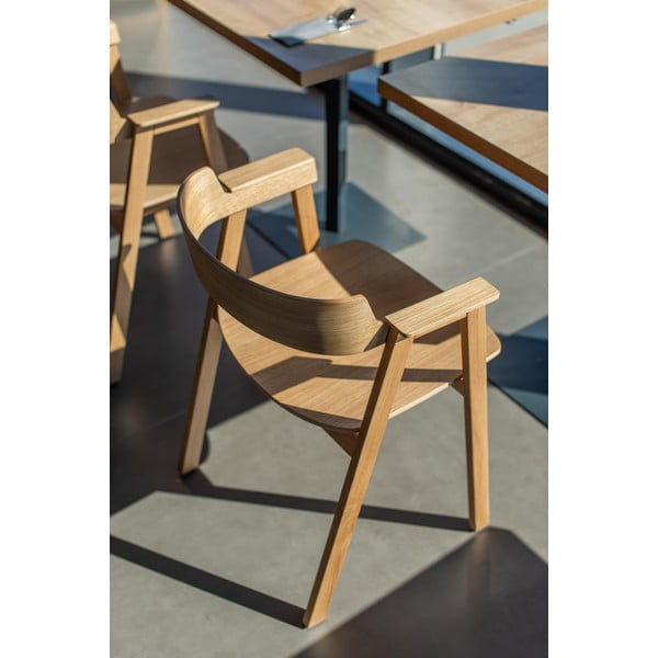 Natúr színű tölgyfa karfás étkezőszék Flip – Gazzda-image-2