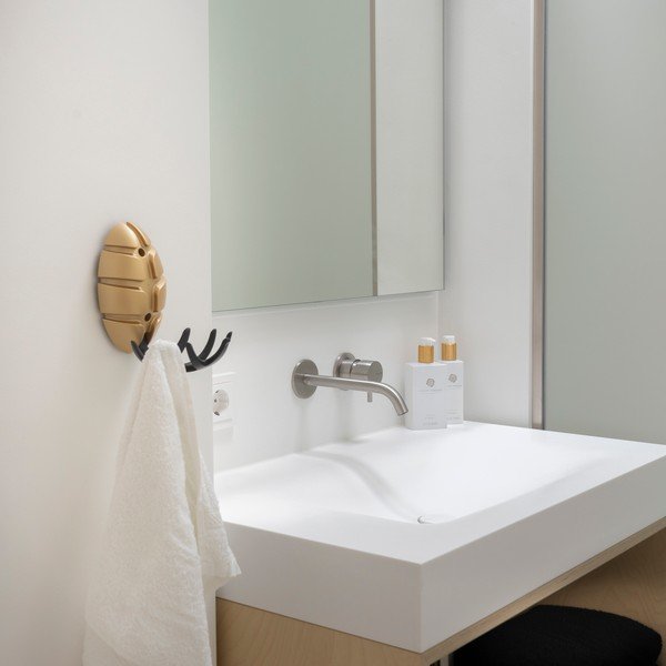 Fekete-aranyszínű fali műanyag akasztó Bug – Spinder Design-image-1