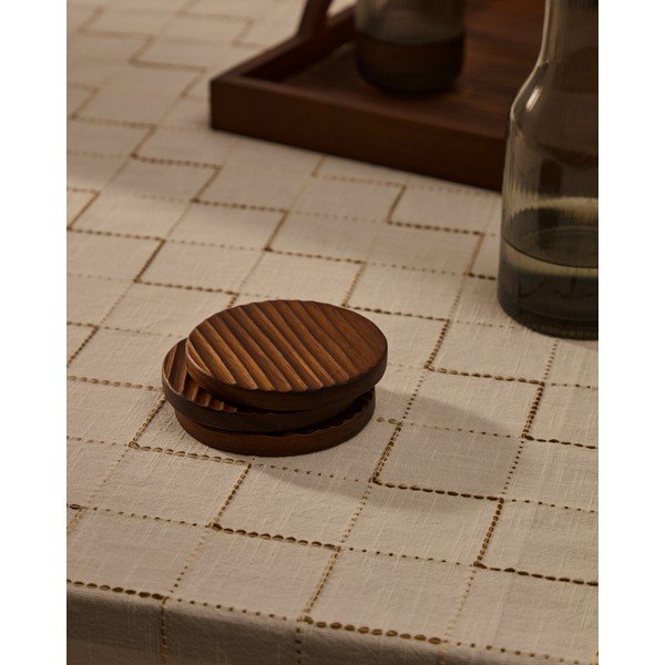 Sötét natúr színű fa poháralátét szett 4 db-os Rommu – Kave Home-image-2