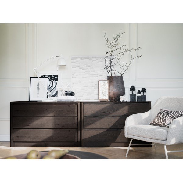 Sötét natúr színű komód tölgyfa dekorral 110x70x45 cm Melstone – Rowico-image-3