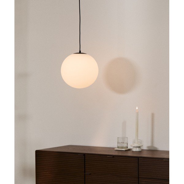 Fehér-fekete fém függőlámpa üveg búrával ø 30 cm Brisia – Kave Home-image-1