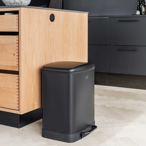 Fekete fém pedálos szelektív szemetes 24 l Wonda – Mette Ditmer Denmark-image-1
