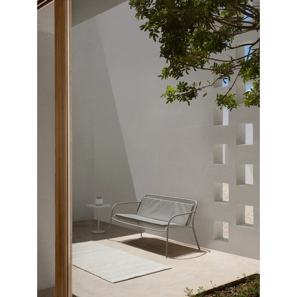 Világosszürke fém kerti pad Yua Wire – Blomus-image-1