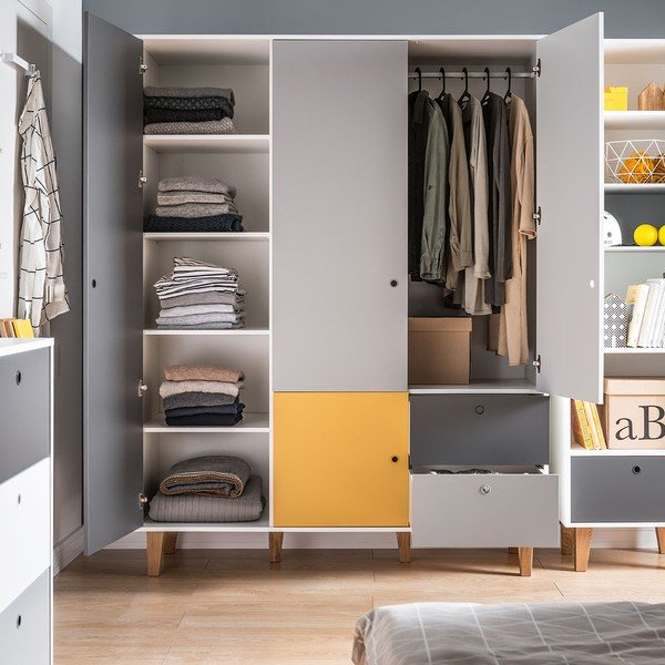 Concept fehér-szürke háromajtós ruhásszekrény sárga elemmel - Vox-image-3