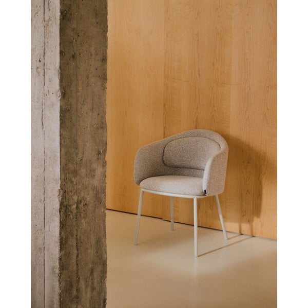 Szürkésbézs kárpitozott karfás étkezőfotel Minda – Kave Home-image-1