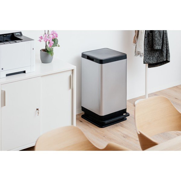 Ezüstszínű műanyag pedálos szemetes 80 l Tokyo – DEA HOME-image-1