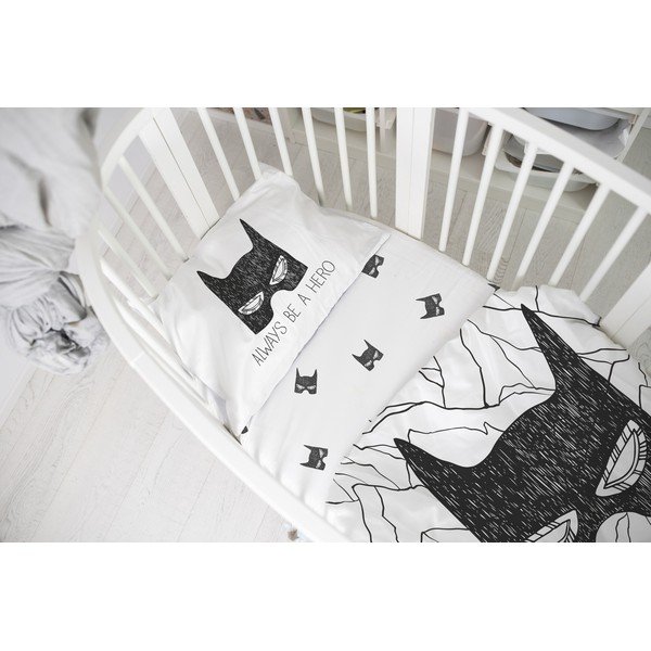 Fekete-fehér gumis pamut-szatén gyerek lepedő babaágyhoz 60x120 cm Be a Hero – Butter Kings-image-1
