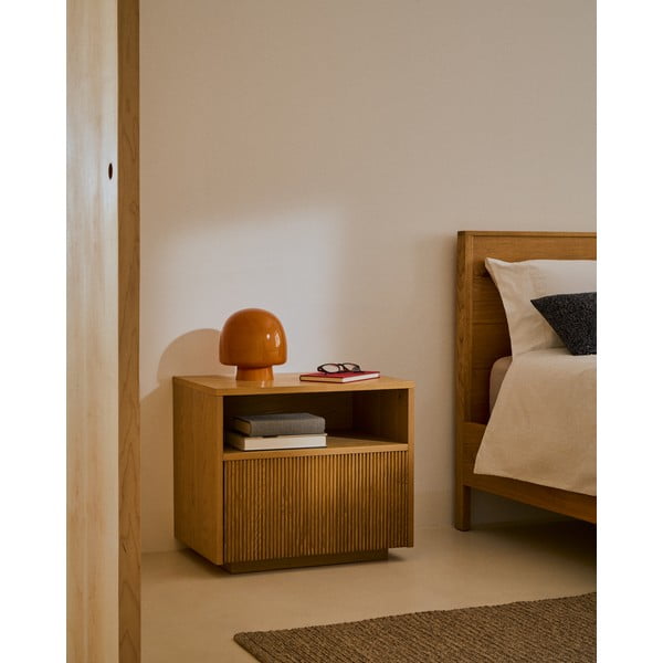 Natúr színű éjjeliszekrény tölgyfa dekorral Helvine – Kave Home-image-1