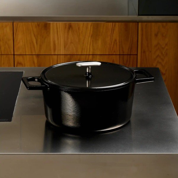 Indukciós tűzhelyhez alkalmas öntöttvas lábas fedővel 5,5 l Mattia 3.0 – FABINI-image-1