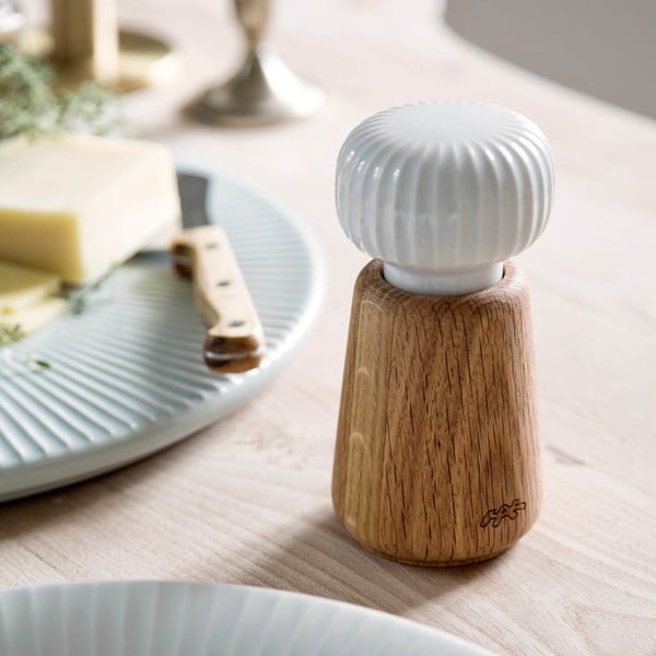 Hammershoi tölgyfa fűszerörlő, fehér porcelán részletekkel, magasság 13 cm - Kähler Design-image-1