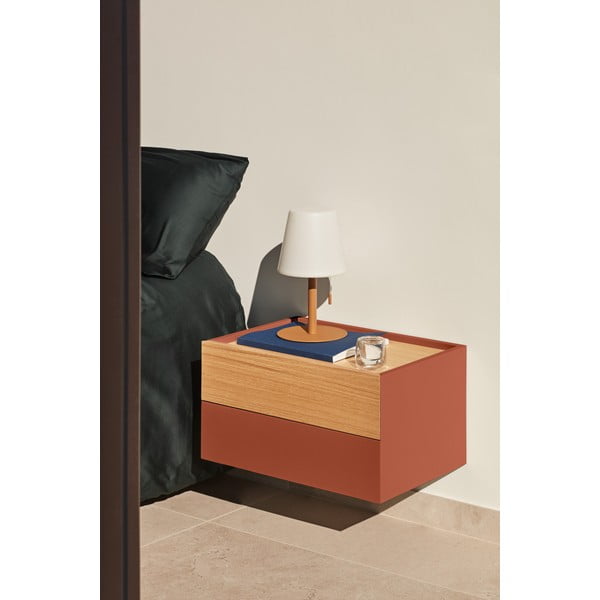 Téglavörös-natúr színű éjjeliszekrény tölgyfa dekorral Otto – Teulat-image-1