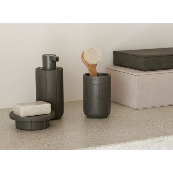 Szürke poligyanta szappanadagoló 300 ml Kua – Blomus-image-1