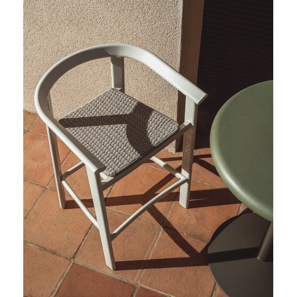 Krémszínű tömörfa kerti bárszék Erice – Kave Home-image-1