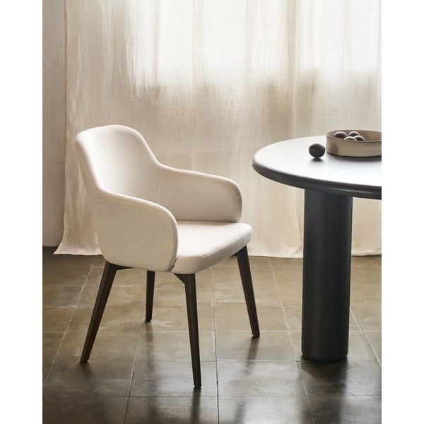 Krémszínű kárpitozott karfás étkezőfotel Nelida – Kave Home-image-1