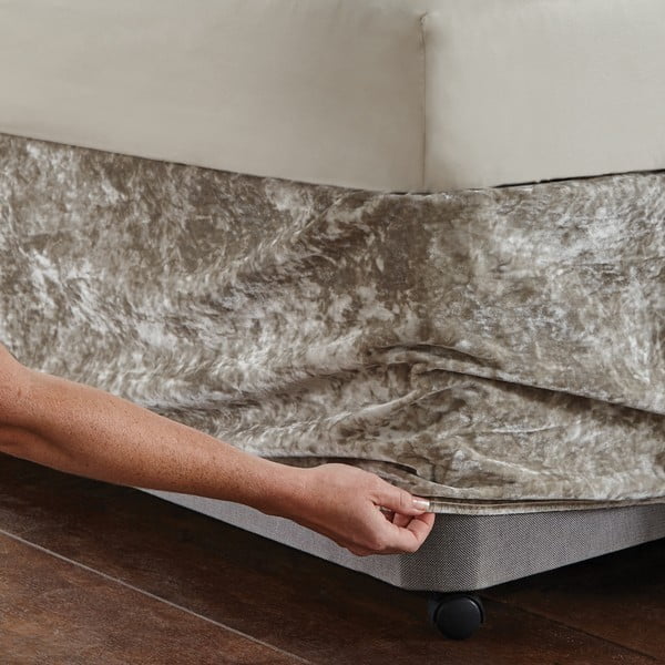 Bézs gumis bársony ágykeret huzat 137x198 cm Crushed Velvet – Catherine Lansfield-image-1