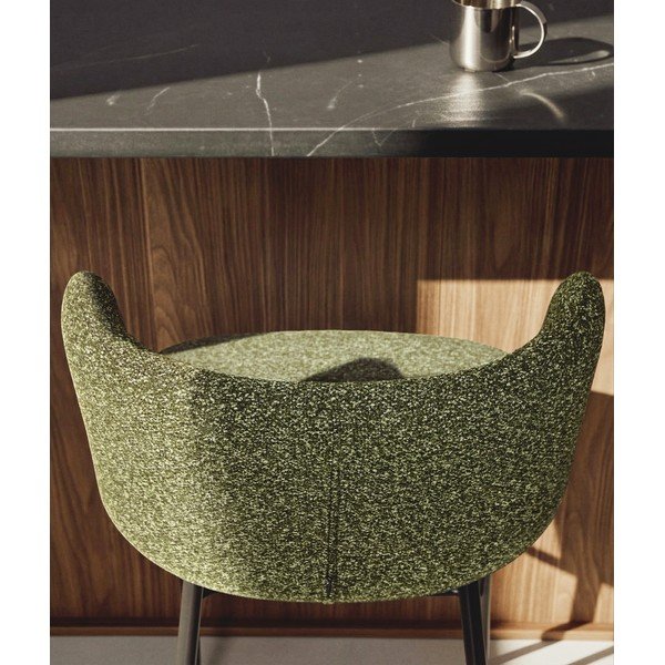 Sötétzöld kárpitozott bárszék (ülésmagasság 75 cm) Ciselia – Kave Home-image-1