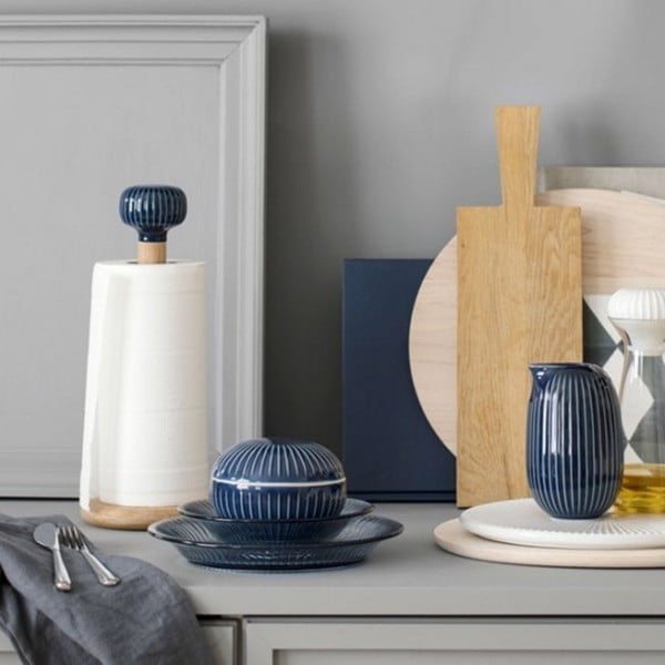 Hammershoi tölgyfa konyhai papírtörlő tartó sötétkék porcelán részletekkel - Kähler Design-image-1