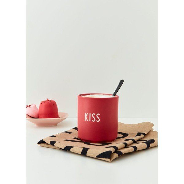 Kiss piros porcelánbögre, 300 ml - Design Letters-image-1