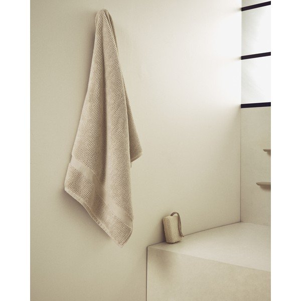 Bézs frottír pamut fürdőlepedő 70x140 cm Olvira – Kave Home-image-2