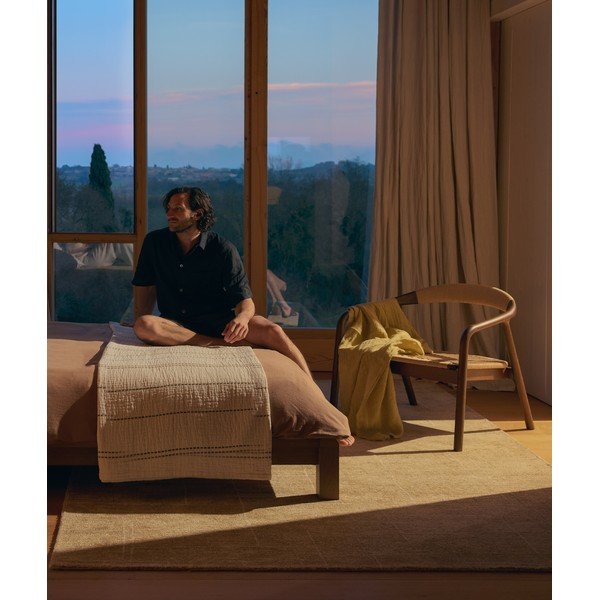 Sötét natúr színű fa-kárpitozás nélküli fotel Derile – Kave Home-image-3