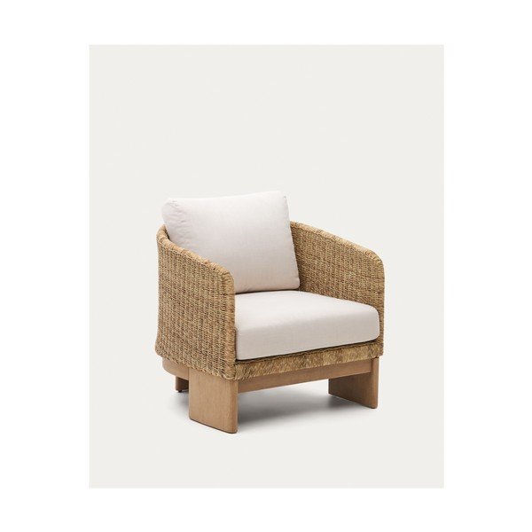 Bézs-natúr színű tömörfa-műrattan kerti fotel Xoriguer – Kave Home-image-1