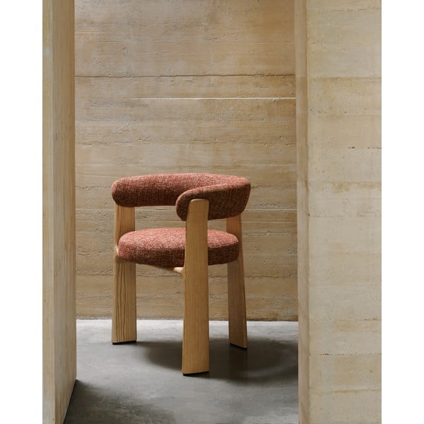 Natúr színű-terrakotta színű kőrisfa karfás étkezőfotel Granite – Kave Home-image-1