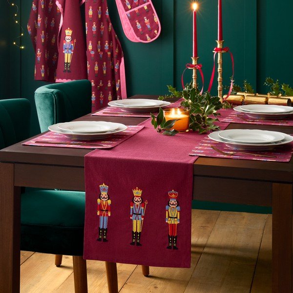 Pamut asztali futó karácsonyi mintával 220x32 cm Christmas Nutcracker – Catherine Lansfield-image-1