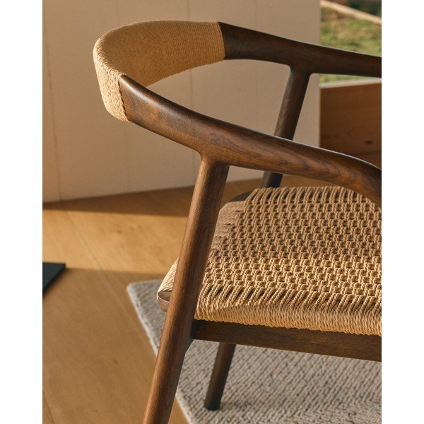 Sötét natúr színű karfás étkezőszék Derile – Kave Home-image-3