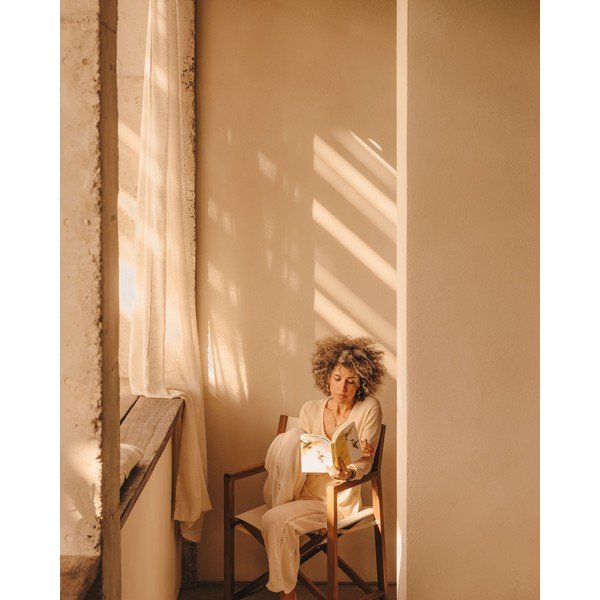 Fehér-natúr színű tömörfa kerti szék szett 2 db-os Thianna – Kave Home-image-2