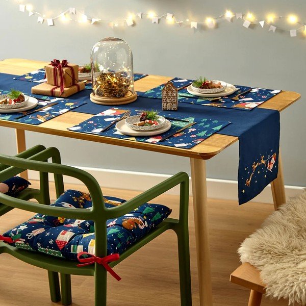 Karácsonyi mintás textil tányéralátét szett 2 db-os 30x46 cm Santa's Christmas Wonderland – Catherine Lansfield-image-2