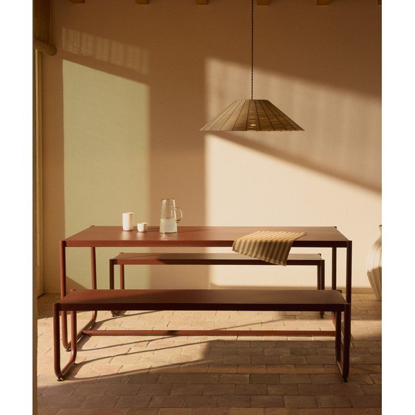Borvörös fém négyszemélyes kerti étkezőgarnitúra Sotil – Kave Home-image-1