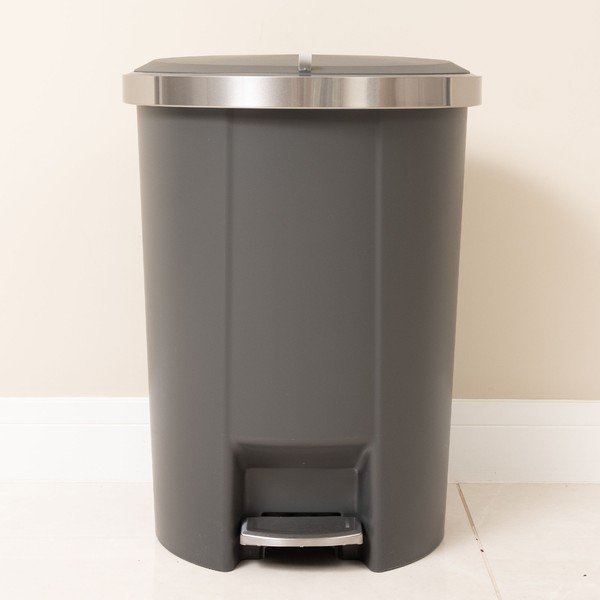 Szürke műanyag pedálos szemetes 50 l – Addis-image-4