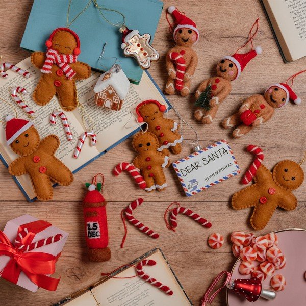 Textil kézzel készített karácsonyfadísz készlet 2 db-os 6,5 cm Gingerbread Couple – Sass & Belle-image-1