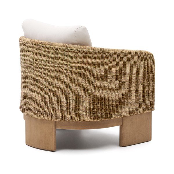 Bézs-natúr színű tömörfa-műrattan kerti fotel Xoriguer – Kave Home-image-4