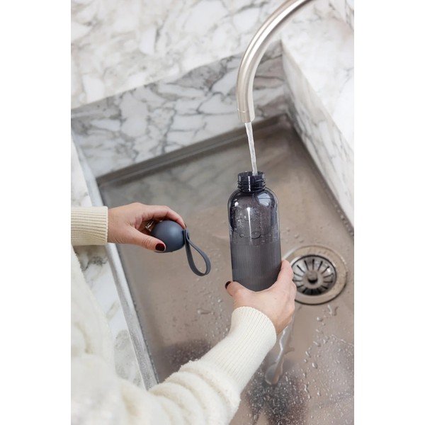 Sötétszürke újrahasznosított műanyag utazó ivópalack 600 ml Ture – Sagaform-image-1
