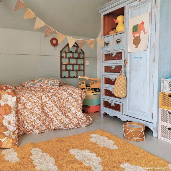 Mustársárga mosható kézi szövésű pamut gyerek szőnyeg 120x160 cm Clouds Mustard – Lorena Canals-image-1