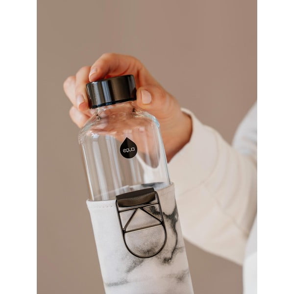 Fehér-fekete ivópalack boroszilikát üvegből, műbőr tartóval 750 ml Mismatch Stone - Equa-image-4