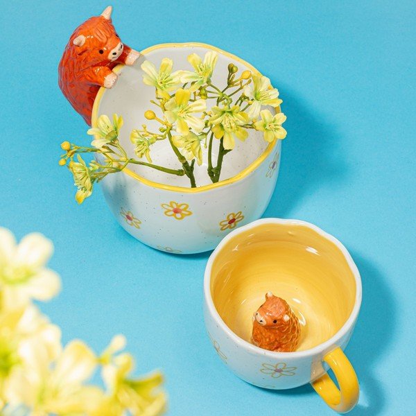 Sárga-krémszínű porcelán bögre 350 ml Surprise Highland Cow – Sass & Belle-image-1