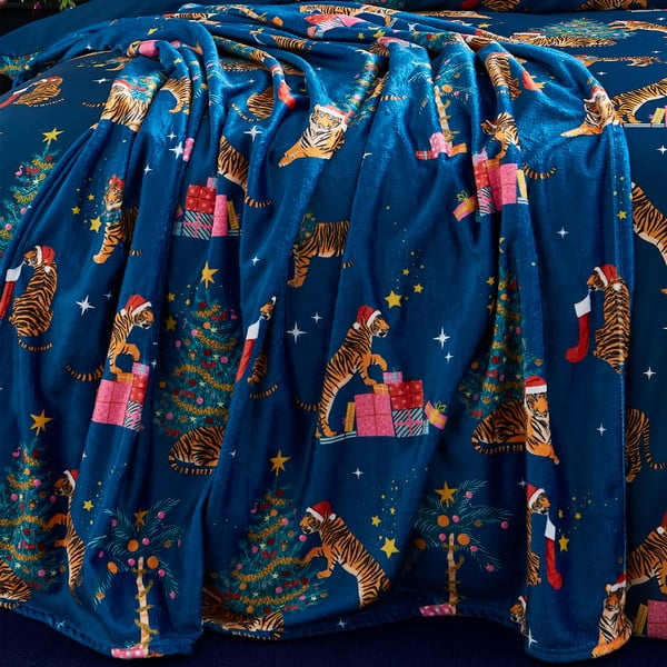 Kék mikroplüss takaró karácsonyi mintával 130x170 cm Christmas Tiger – Catherine Lansfield-image-2