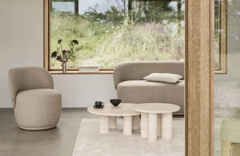 Soft Luxury trend 2025: Fa és kő a belső térben