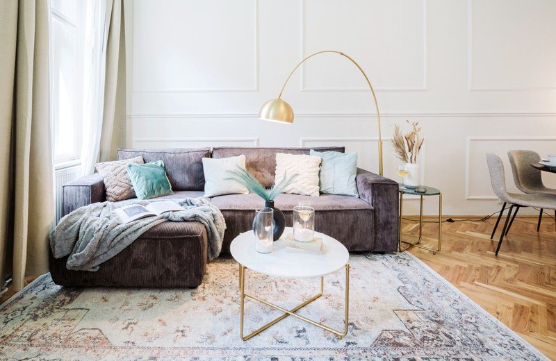 Színek és tágas terek egy nagy belmagasságú lakásban