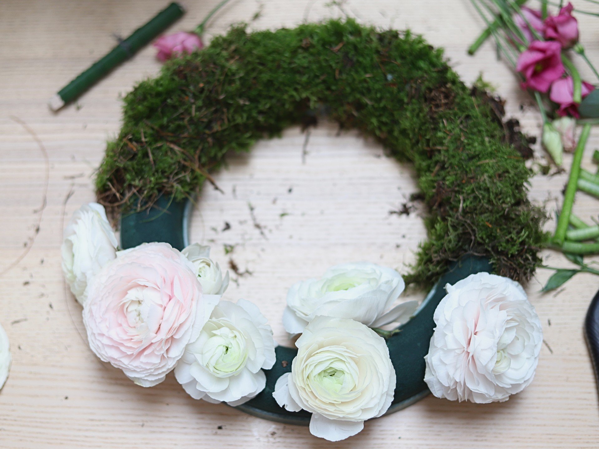 Készíts tavaszi koszorút boglárkával és mohával!